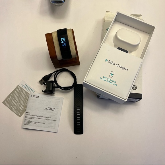 Fitbit Charge 4 (full set excellent condition tested)